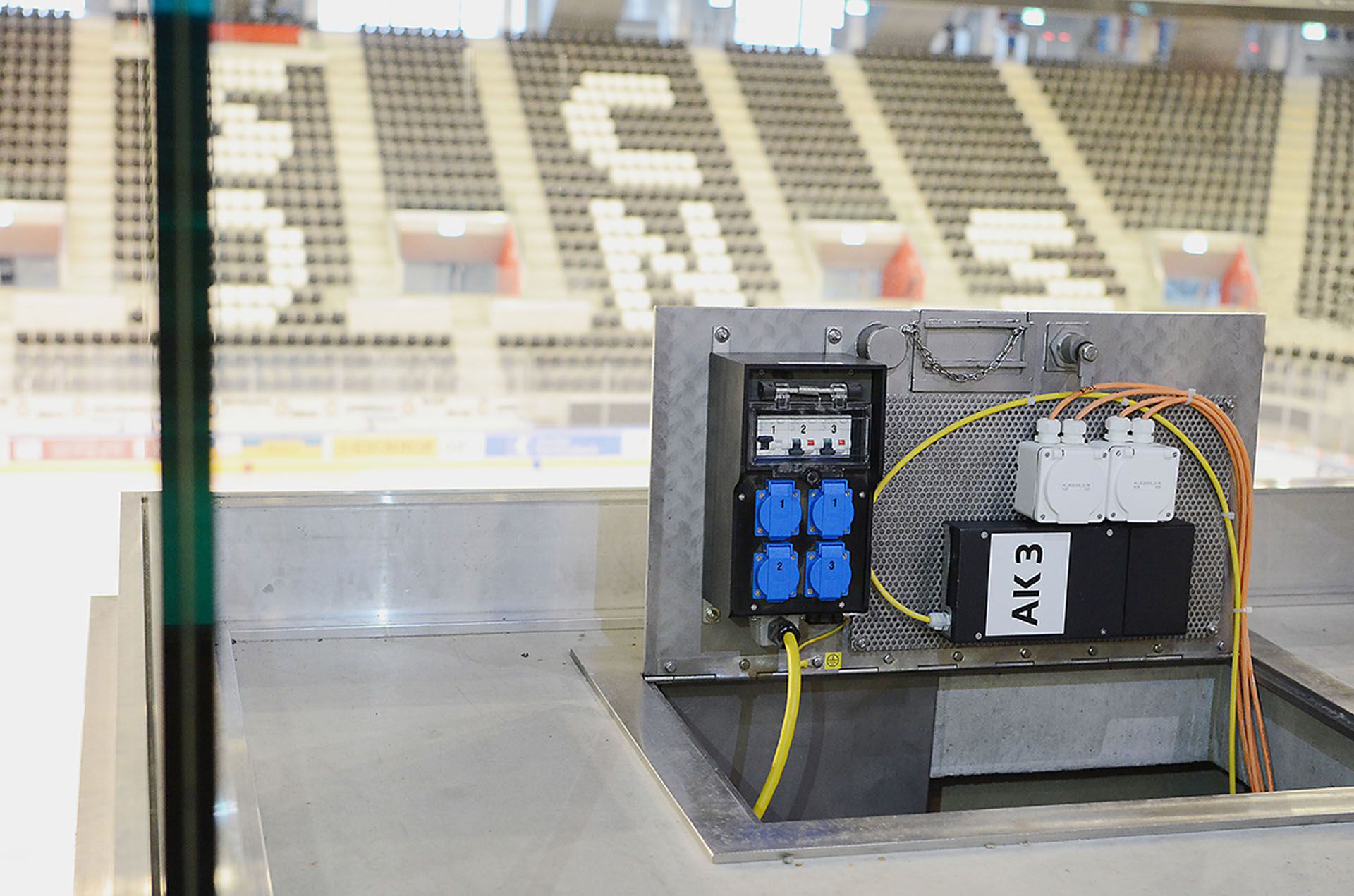 Unterflurverteiler aus Edelstahl in der ZSC Arena Zürich – GIFAS Campetto System für sichere Strom- und Datenversorgung im Innenbereich