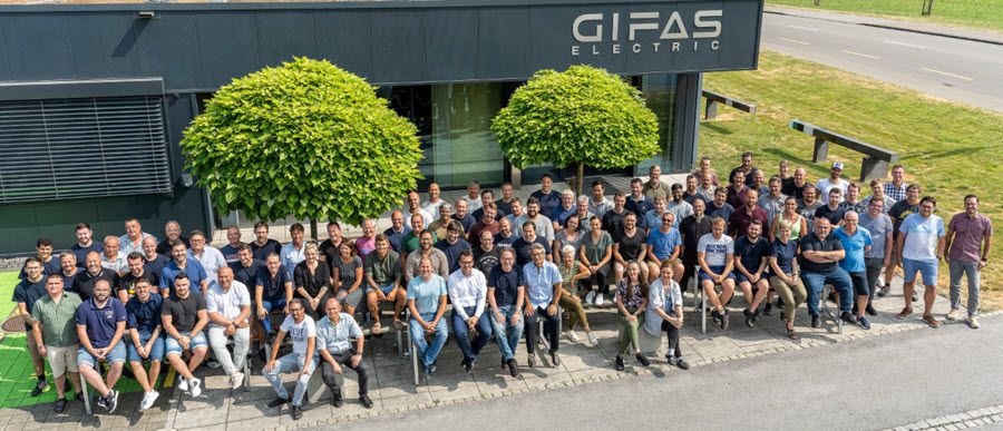 Gesamtes GIFAS Team vor dem Firmengebäude in Rheineck – Gruppenfoto der Mitarbeitenden im Sommer 2023.