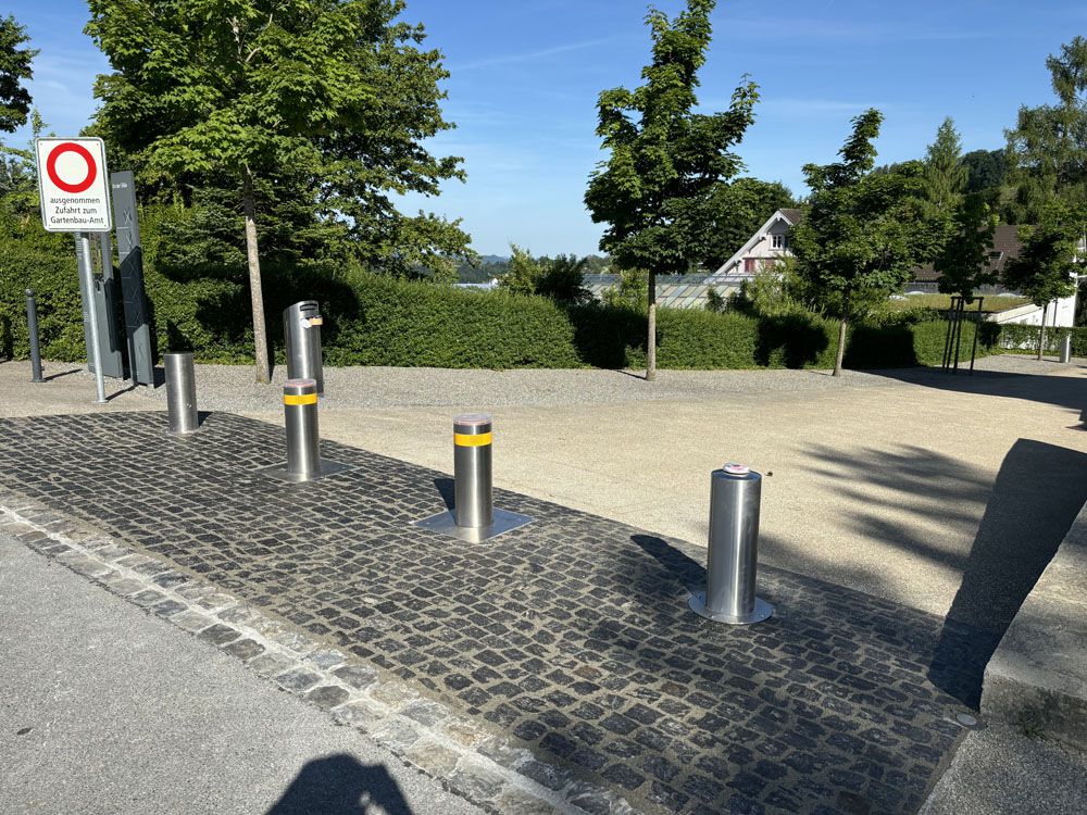 Sistema di dissuasori all'ingresso della cappella del cimitero di Herisau - dissuasori automatici in acciaio inox per mettere in sicurezza l'area