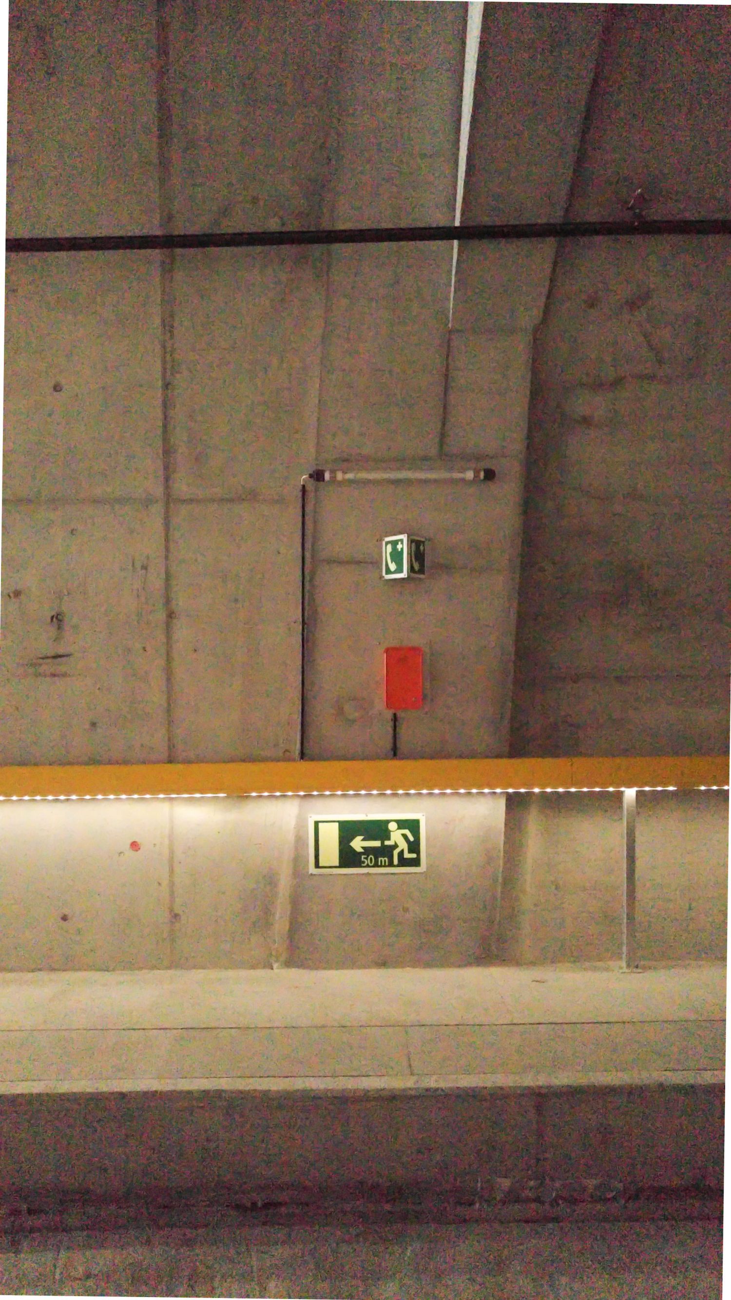 LaneLED LED-Lichtleiste im Ruckhaldentunnel beleuchtet den Notausgangsbereich – effiziente Tunnelbeleuchtung für Sicherheit.