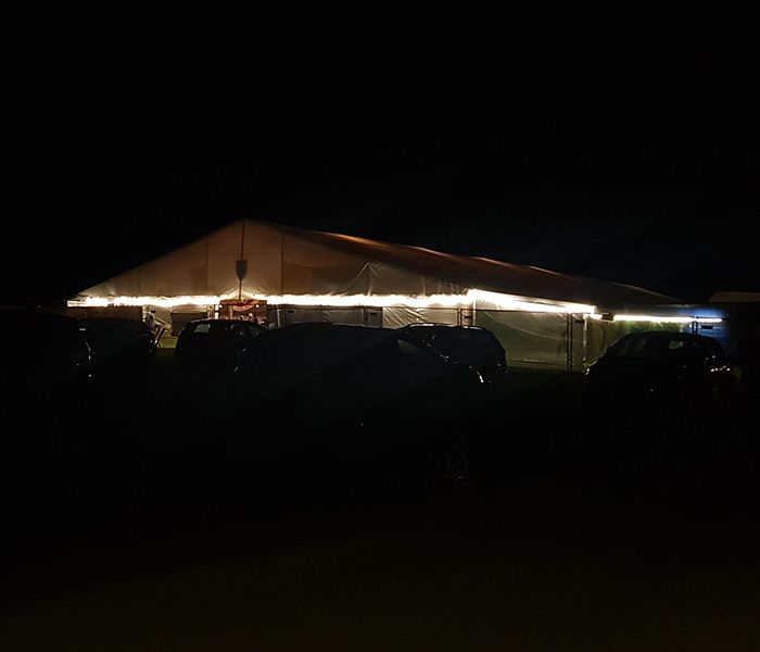 Grosses Eventzelt bei Nacht mit LED-Beleuchtung – temporäre Beleuchtung für Veranstaltungen