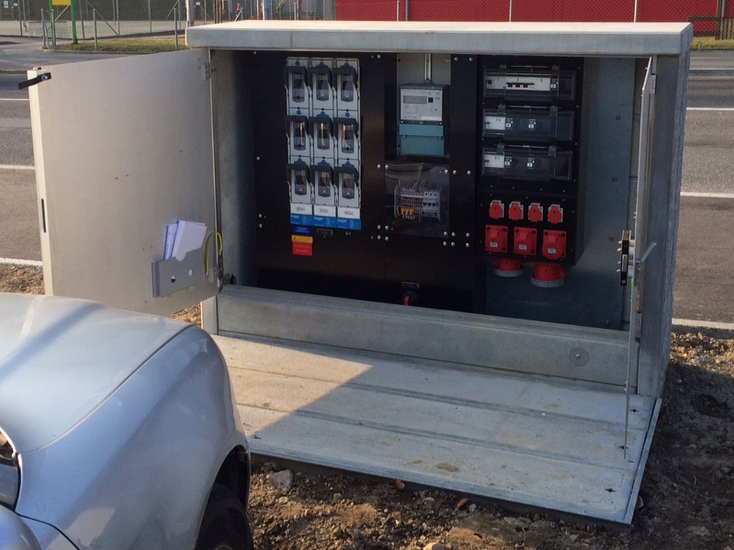 Cabina di posa del calcestruzzo con porta aperta e distributori di corrente installati: una soluzione robusta per progetti energetici e infrastrutturali