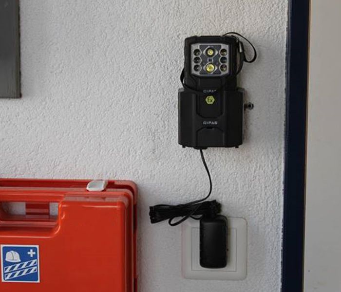 Luminaire de secours Ex TorchLED 2 dans l'industrie chimique - éclairage de secours sûr pour les zones à risque d'explosion