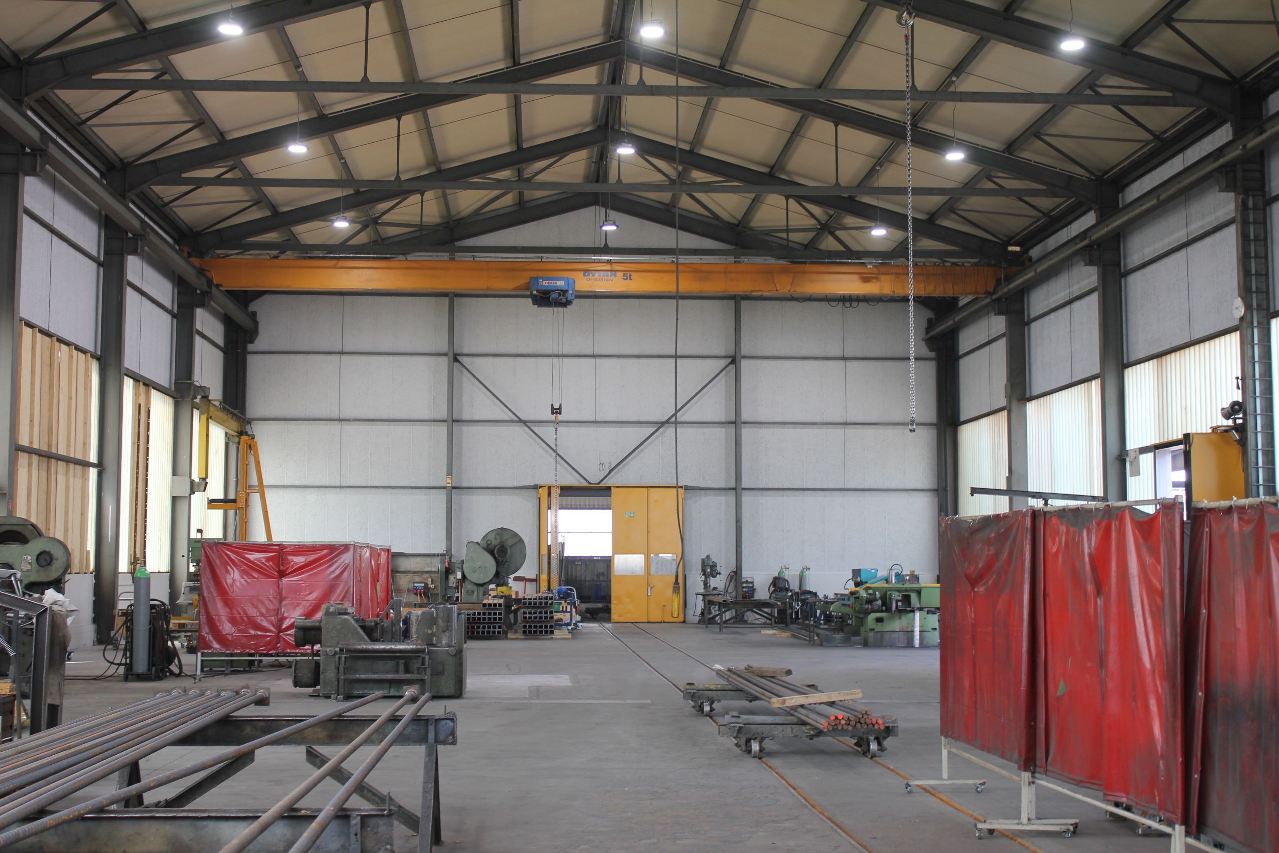 Hall industriel avec plusieurs projecteurs de hall à LED au plafond - éclairage uniforme et efficace en énergie pour la fabrication et les zones d'atelier