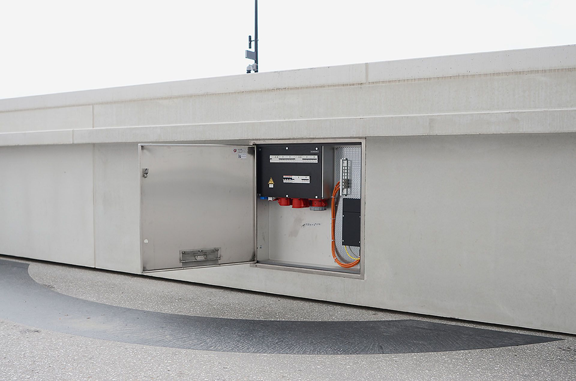 Unterputz-Verteilung aus Edelstahl V2A in der ZSC Arena Zürich – langlebige und sichere Stromversorgungslösung von GIFAS für Aussenbereiche