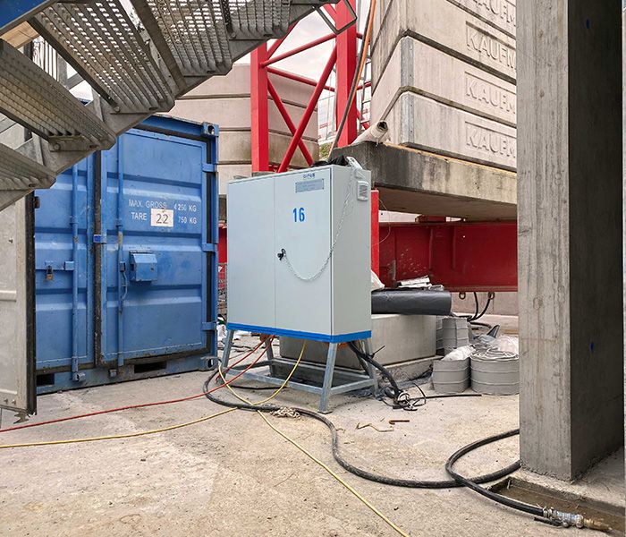 Baustromverteiler von GIFAS mit Verdrahtung im Einsatz auf einer Hochbaubaustelle im Baugewerbe