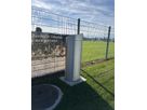 Colonna energetica in acciaio inox su un campo da calcio pubblico per un'alimentazione sicura nelle aree esterne
