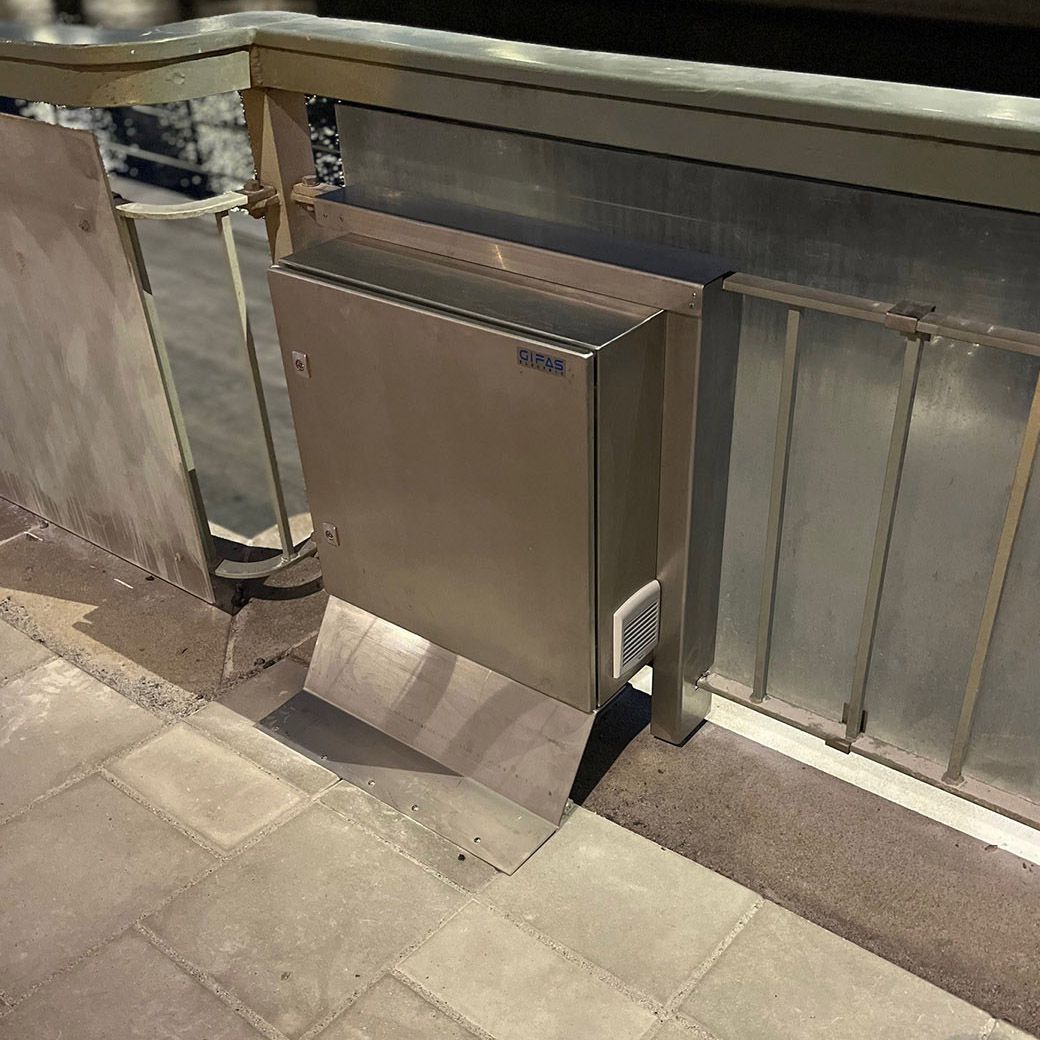 Edelstahl-Stromverteilerschrank zur Versorgung der LaneLED WALL Radwegbeleuchtung