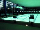 Éclairage LED d'une piscine couverte avec un bassin uniformément éclairé pour les centres de loisirs