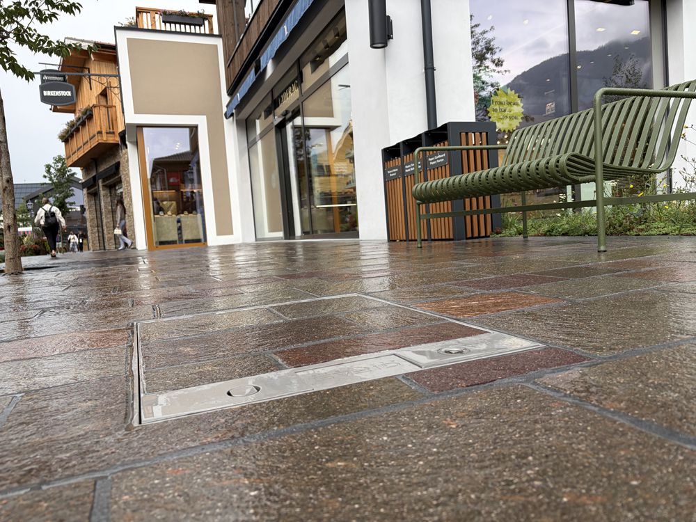 Campetto pour l'alimentation électrique d'une place publique pavée au centre d'un village