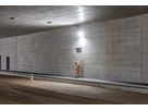 Bauarbeiter überprüft DeltaLUXX LED-Leuchte im Tunnel der Nordumfahrung – effiziente Tunnelbeleuchtung für Bauarbeiten