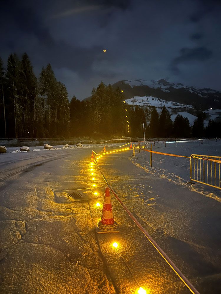 Percorso innevato di notte con RoadLED per una guida chiara e una maggiore sicurezza