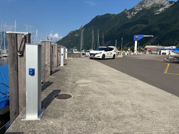 Energy columns from GIFAS along the harbor wall in Brunnen - efficient power supply for boats and harbor operations