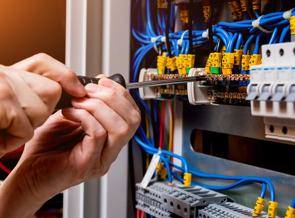 Distribution de courant dans l'industrie électrique - Câblage d'un distributeur de courant dans une armoire électrique