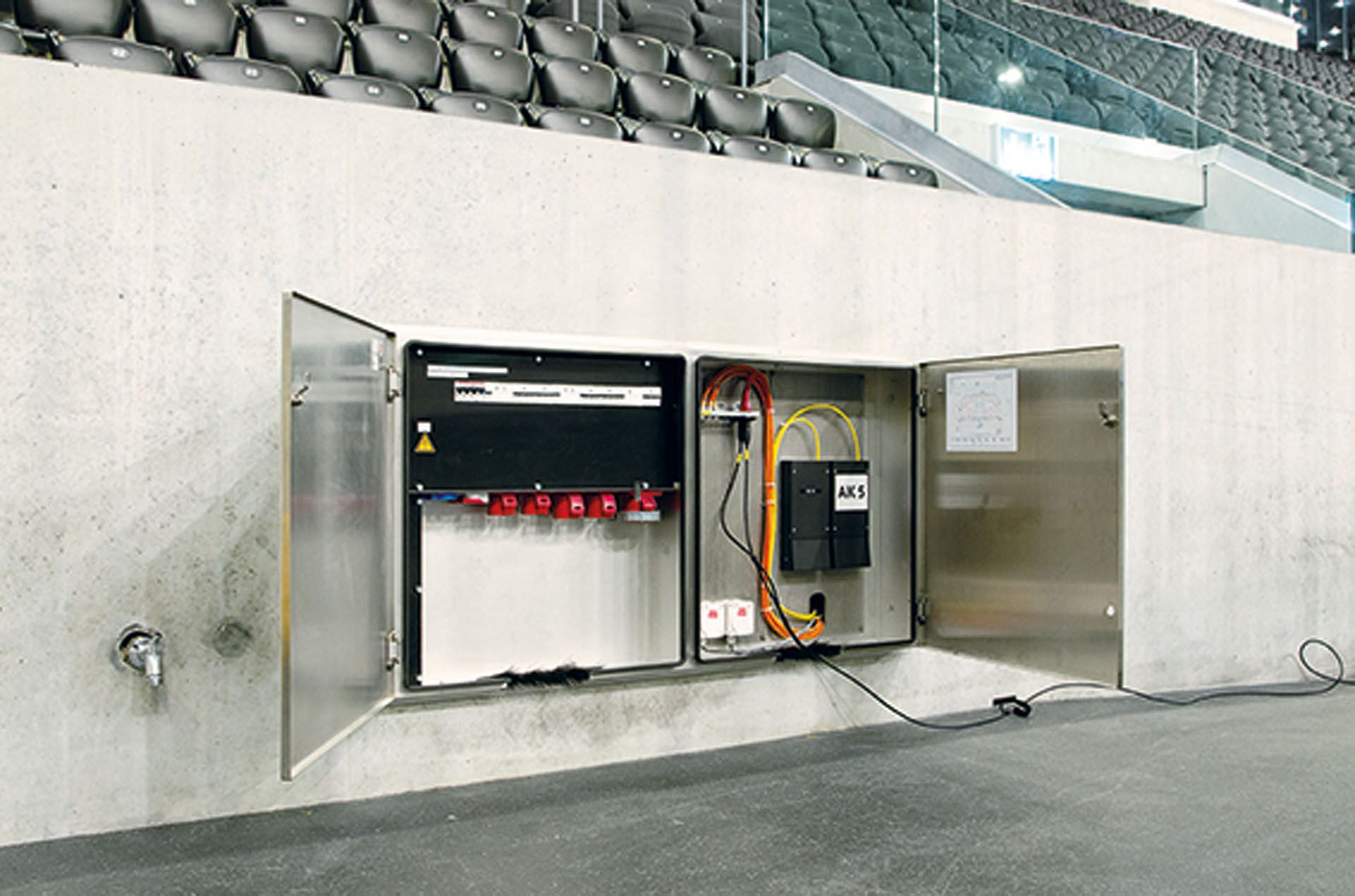 Edelstahl-AP-Verteilung V2A in der ZSC Arena Zürich – robuste und wartungsarme Stromverteilungslösung von GIFAS für Eventhallen