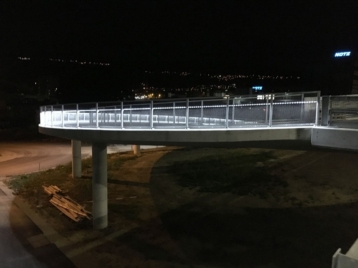 Rampe pour vélos la nuit avec main courante LED continue - Infrastructure de pistes cyclables sûre et uniformément éclairée