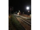 LED-Bahnhofsbeleuchtung mit GIFAS STREETLED CUBE – zuverlässige und energiesparende Ausleuchtung des Bahnsteigs bei Nacht