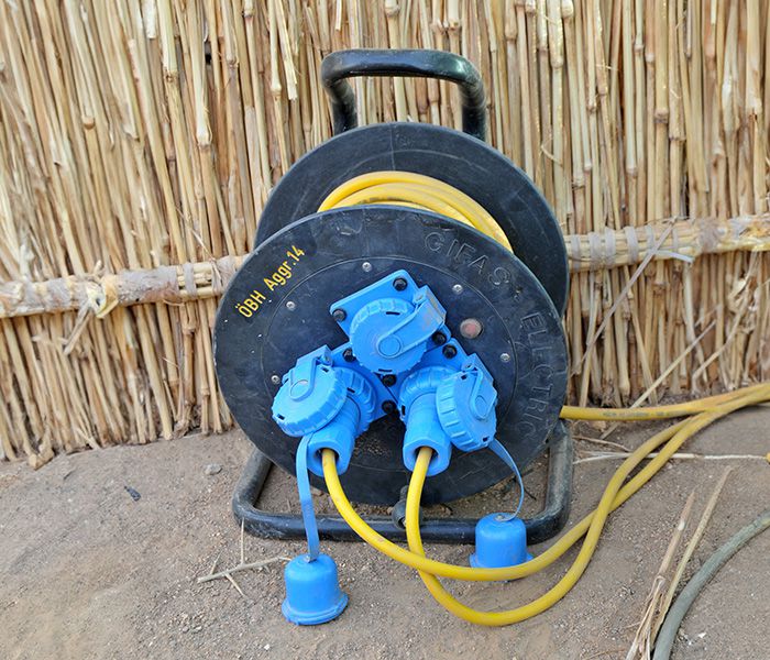 Cable reel with plug connections for mobile power supply in the application area