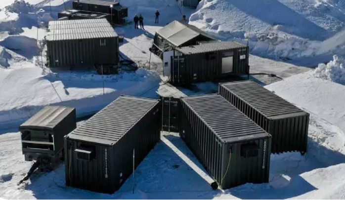 Containerdorf mit mobilen Stromversorgungseinheiten im winterlichen Gelände