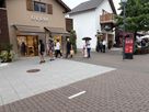 Place publique au centre d'un village avec bâtiments, piétons et infrastructures pour les espaces publics
