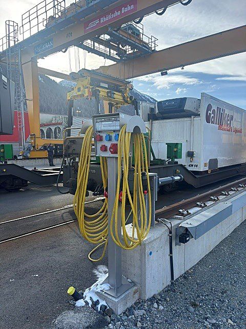 Coffret de distribution GIFAS type 7700 avec câble jaune pour l'alimentation électrique des installations des Chemins de fer rhétiques (RhB)