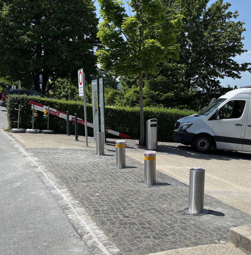 Impiati di dissuasori presso la cappella del cimitero di Herisau - dissuasori automatici in acciaio inox per regolare l'accesso e aumentare la sicurezza