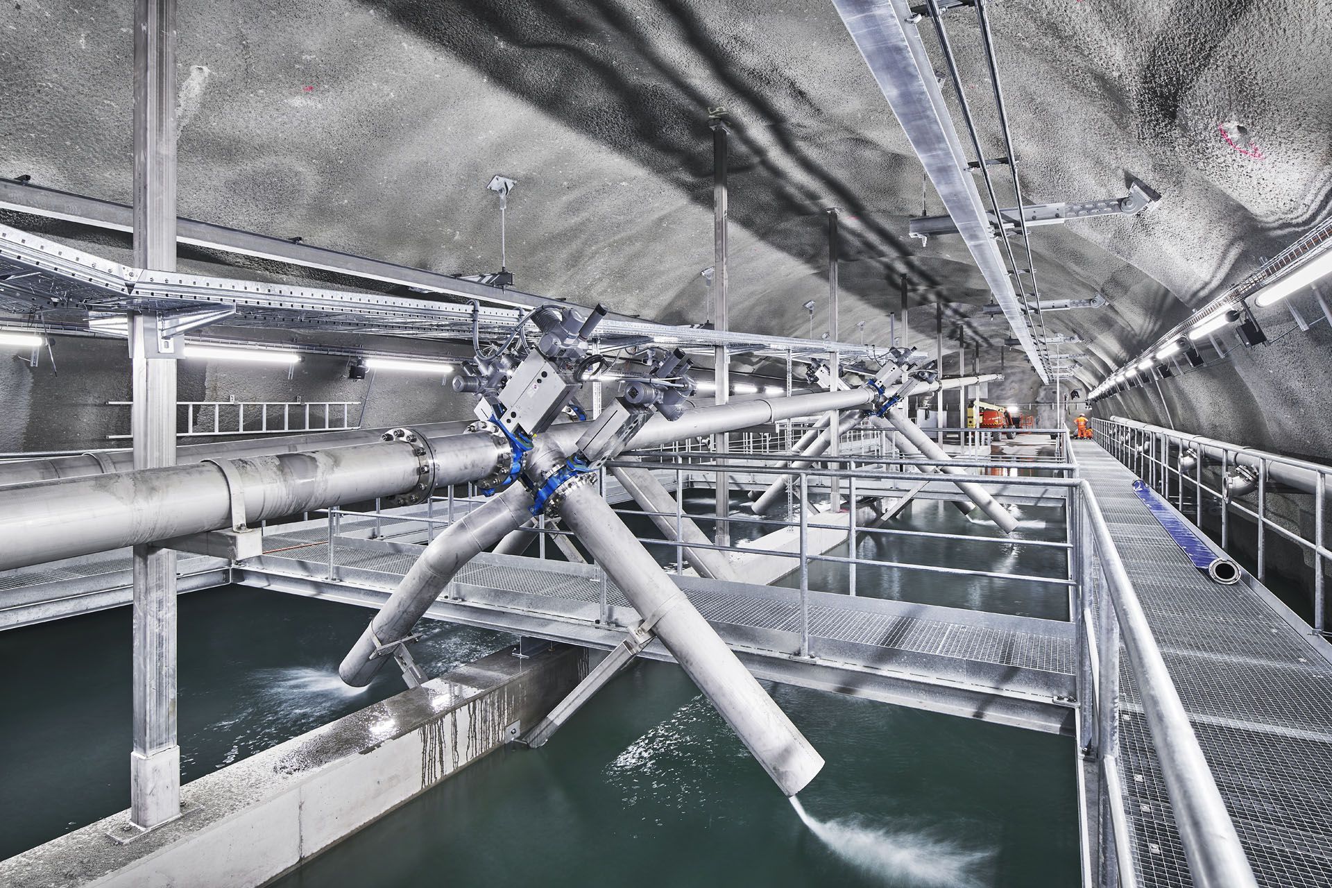 Illuminazione a LED per gallerie StreamLED nella galleria di base del Lötschberg con acqua illuminata e tecnologia di alimentazione