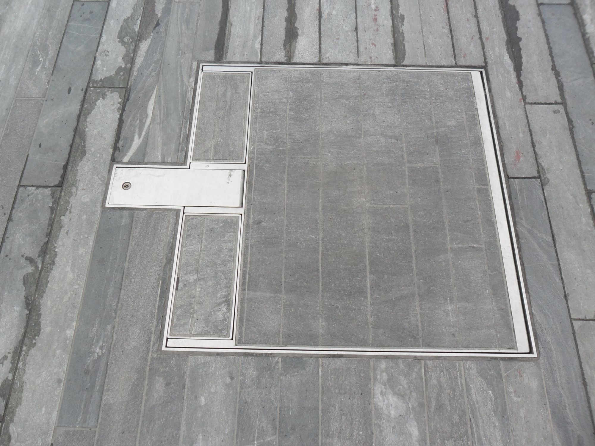 Geschlossene Unterflurverteiler-Abdeckung auf der Piazza Sechseläuten Zürich – dezente und robuste GIFAS Stromlösung im Bodenbelag