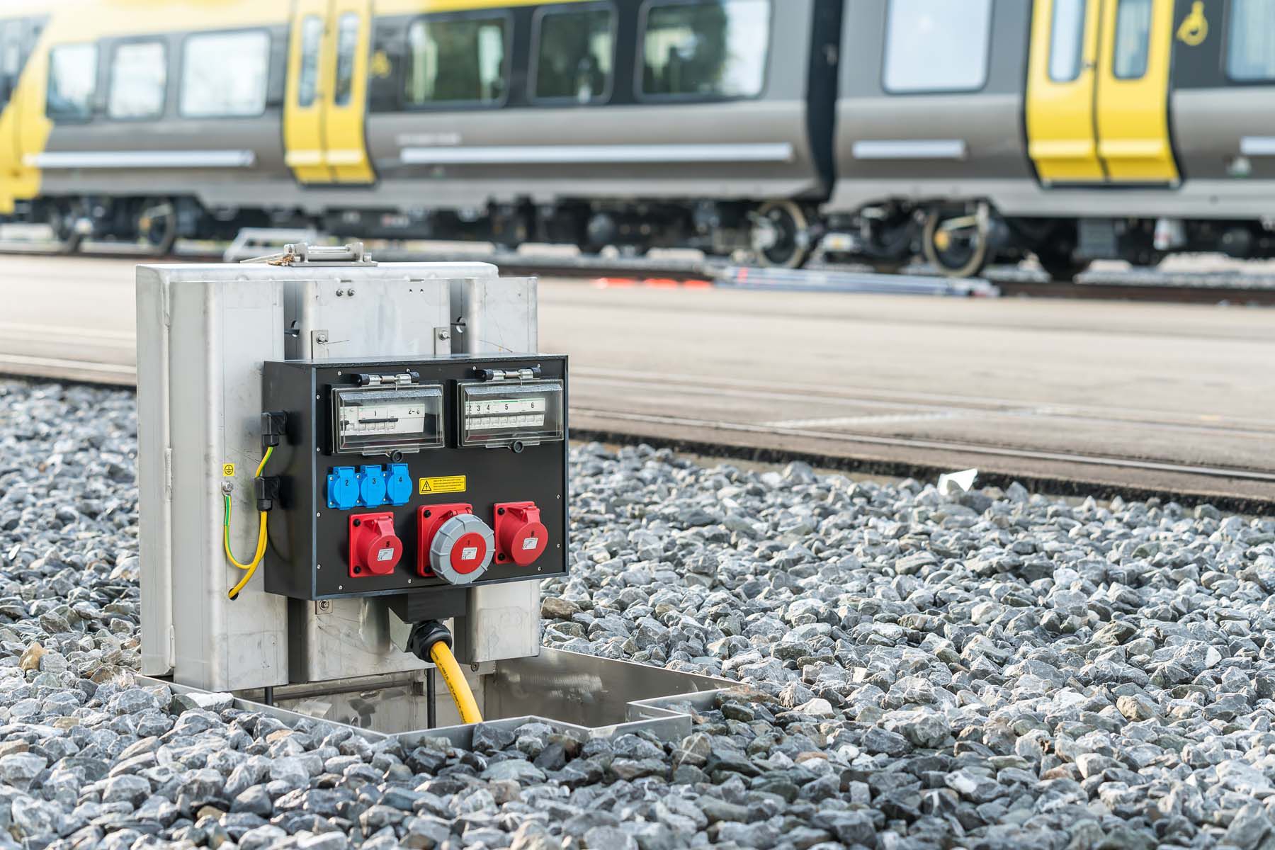 Alimentation électrique sur la voie ferrée avec colonne d'énergie pour la maintenance et l'exploitation dans la zone de la gare