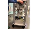Chariot d'équipement médical avec distribution de courant et câbles connectés dans un couloir d'hôpital - alimentation électrique sûre dans le secteur de la santé