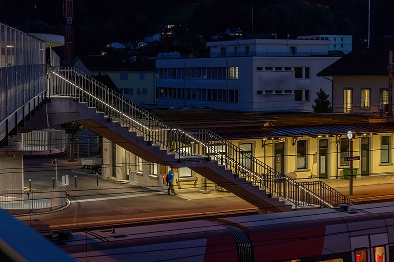 LED-Lichtleiste LaneLED INOX42 beleuchtet Treppenanlage am Bahnhof St. Margrethen für sichere Bahnhofsbeleuchtung bei Nacht