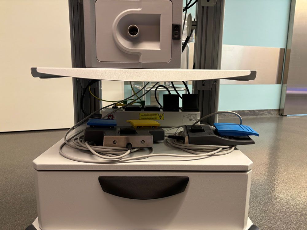 Distributeur de courant avec câbles de commande raccordés - alimentation électrique sûre dans un environnement médical.