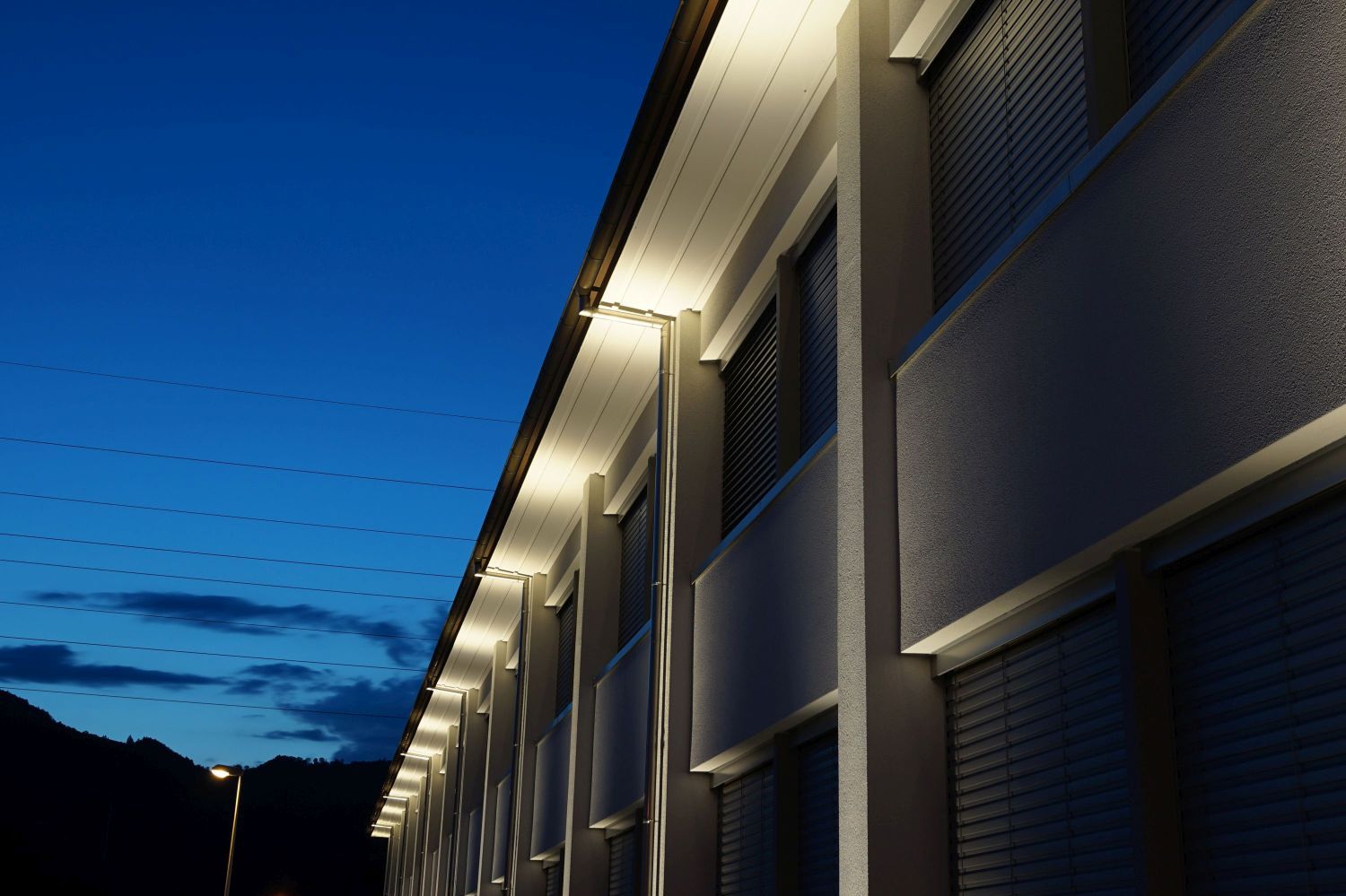 Modern LED facade lighting with GIFAS VisuLED - uniform, elegant illumination of the building facade at night