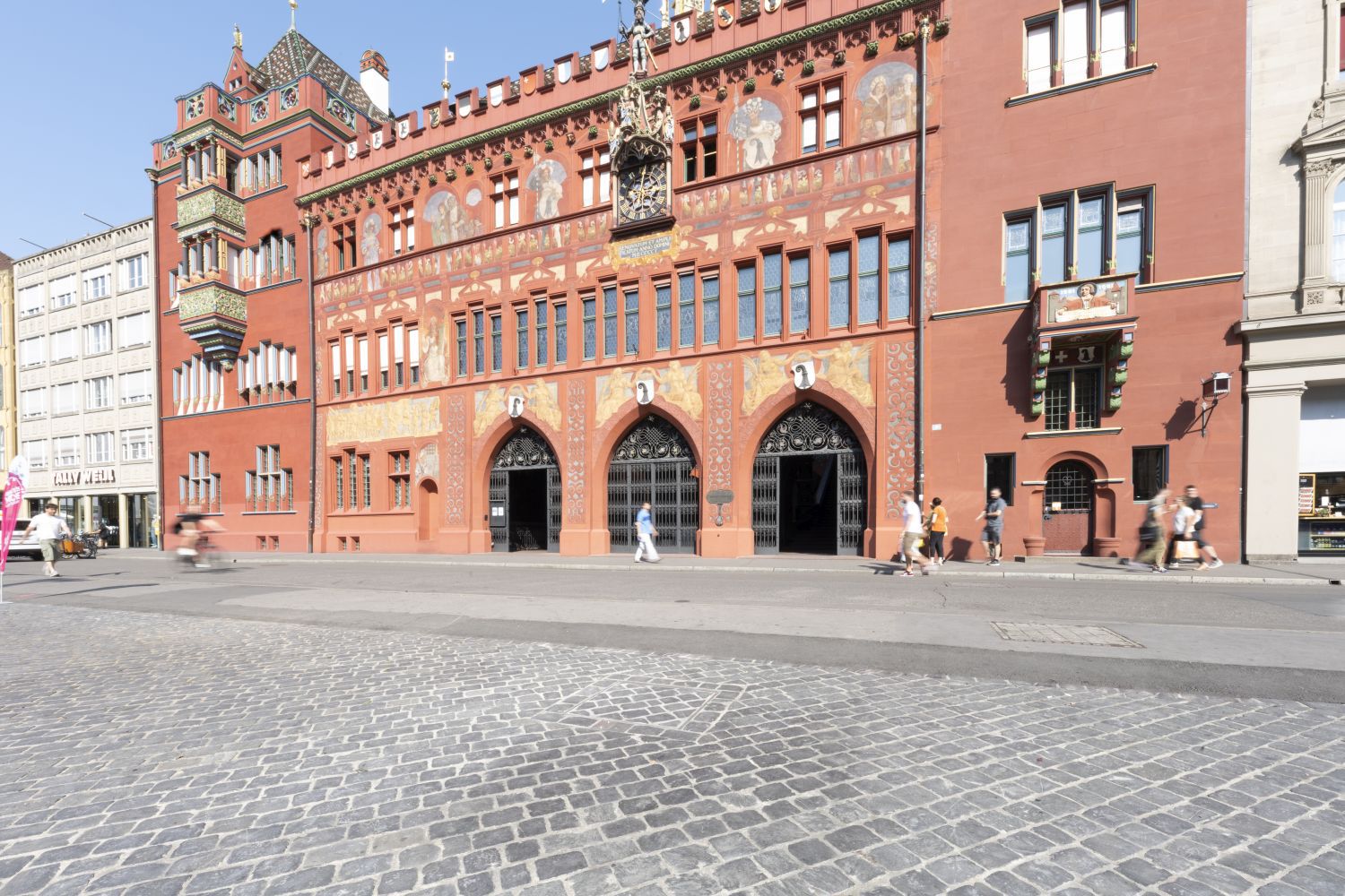 Marktplatz Basel mit integriertem Unterflurverteiler – dezente Stromversorgung vor dem historischen Rathaus