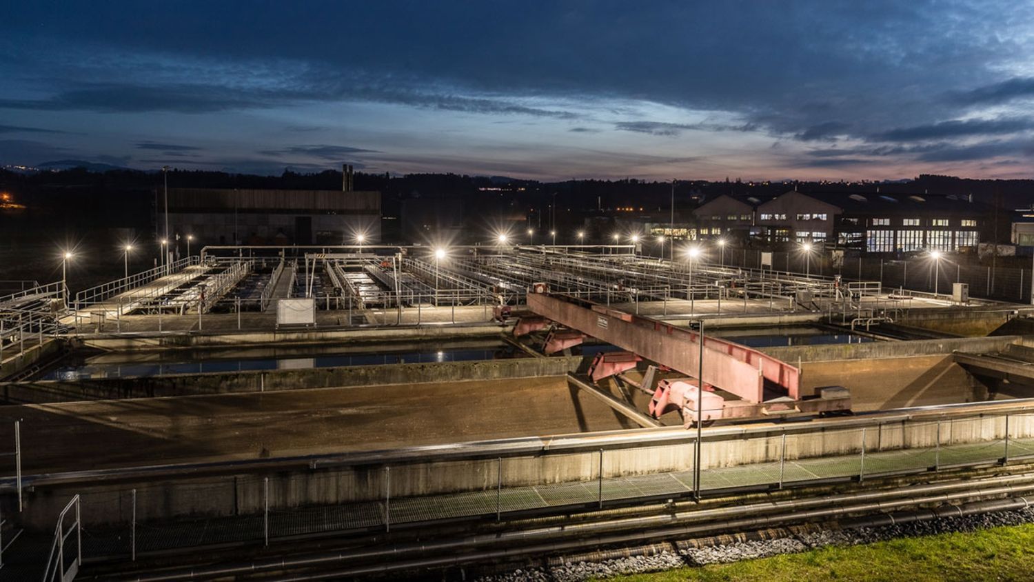 Effiziente LED-Beleuchtung AlphaLUXX im Einsatz in der Abwasserreinigungsanlage Morgental – optimale Ausleuchtung bei Nacht