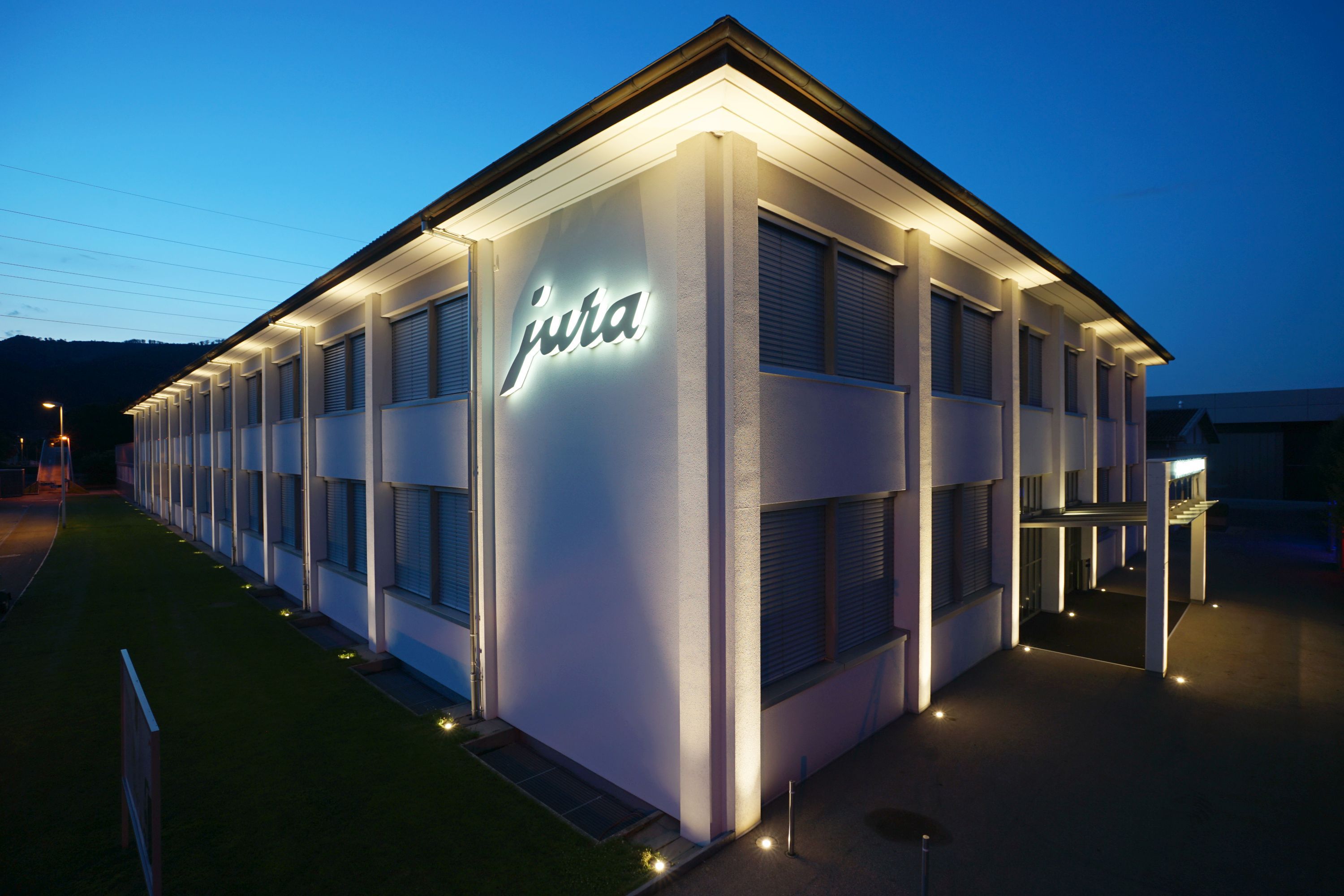 Facade lighting with GIFAS VisuLED - stylish and energy-efficient LED lighting on the Jura company building at night