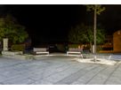 Öffentlicher Platz bei Nacht mit Sitzbänken und integrierter LED-Leitsystembeleuchtung für Orientierung und Aufenthaltsqualität