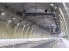 Tunnel routier avec éclairage LED continu sur les murs et le plafond pour un guidage sûr du trafic et une bonne visibilité