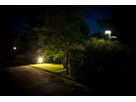 L'illuminazione notturna del giardino ES-LED a profilo energetico illumina un percorso nel quartiere e garantisce sicurezza e orientamento nell'area esterna