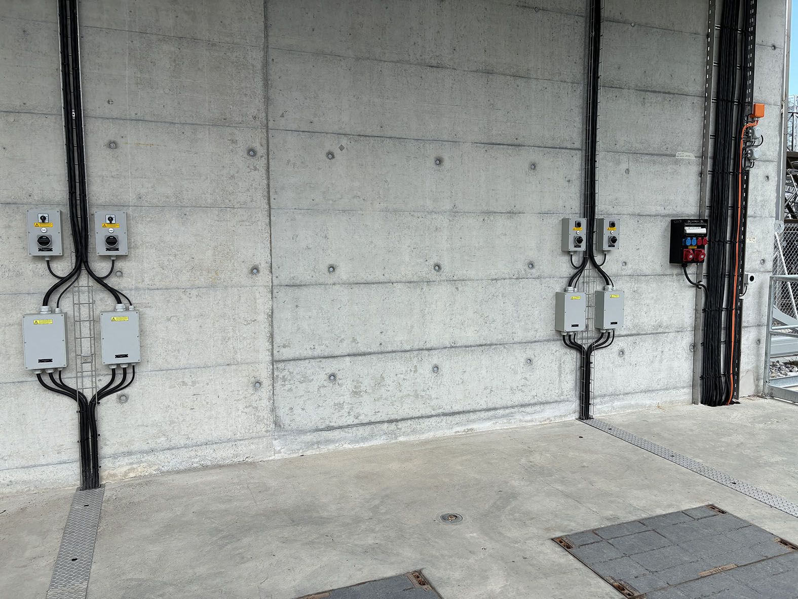 Interruttori di sicurezza multipli e scatole di derivazione su parete in calcestruzzo - robusta distribuzione di energia per sistemi industriali