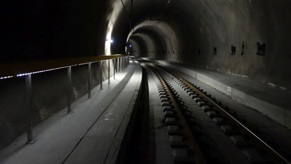 LED light strip LaneLED in the Ruckhalde railroad tunnel - efficient and safe tunnel lighting along the tracks