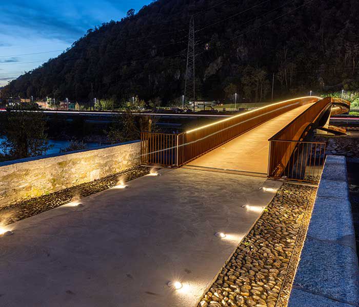 Éclairage à LED des trottoirs et des pistes cyclables sur un pont avec des lampes intégrées au sol pour des chemins sûrs la nuit