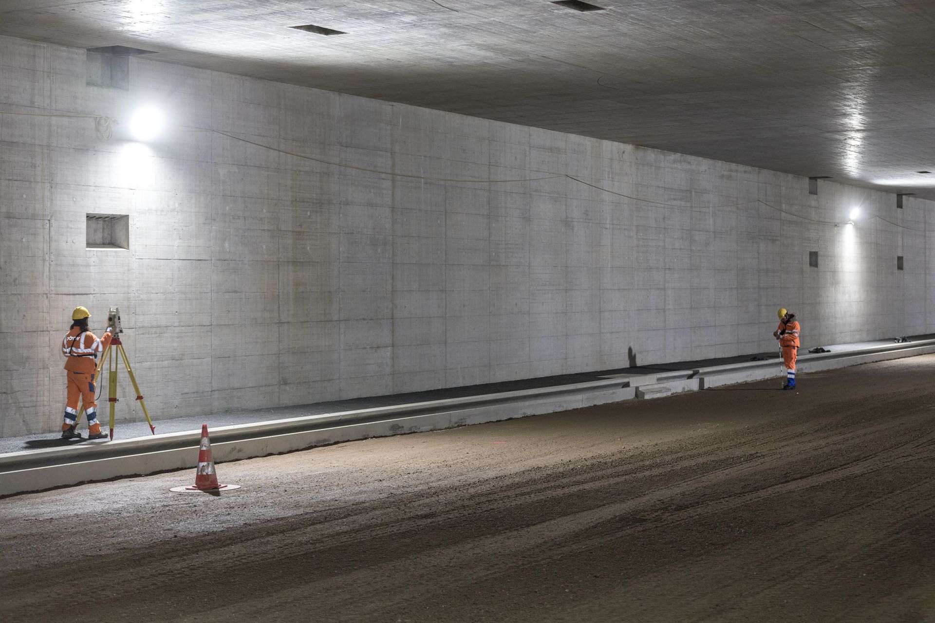 Vermessungsarbeiten im Tunnel der Nordumfahrung unter DeltaLUXX LED-Leuchten – gleichmässige Ausleuchtung für Präzision