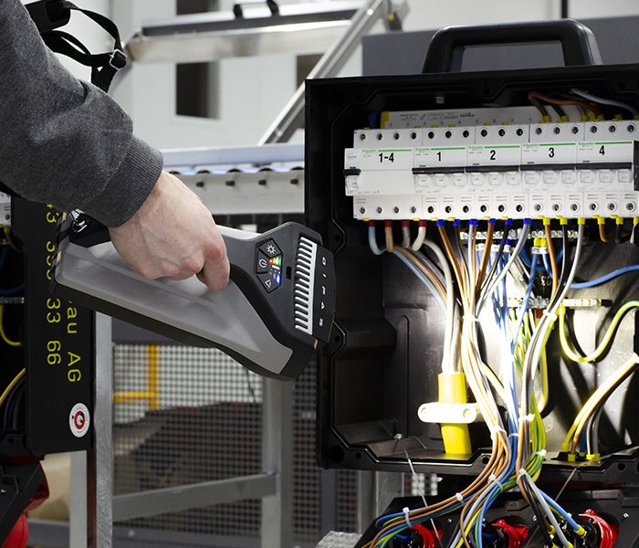 Éclairage de travail à LED mobile pour les travaux de maintenance dans les centres commerciaux - éclairage sûr des installations électriques