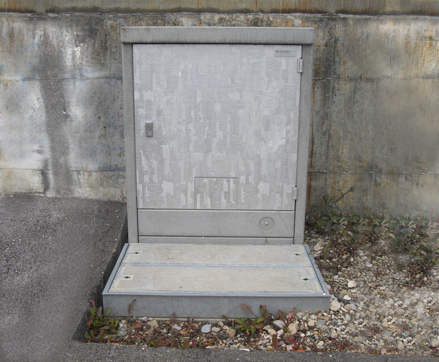 Cabina di distribuzione chiusa in cemento armato in aree esterne - soluzione robusta per l'alimentazione e la distribuzione di energia nei sistemi infrastrutturali