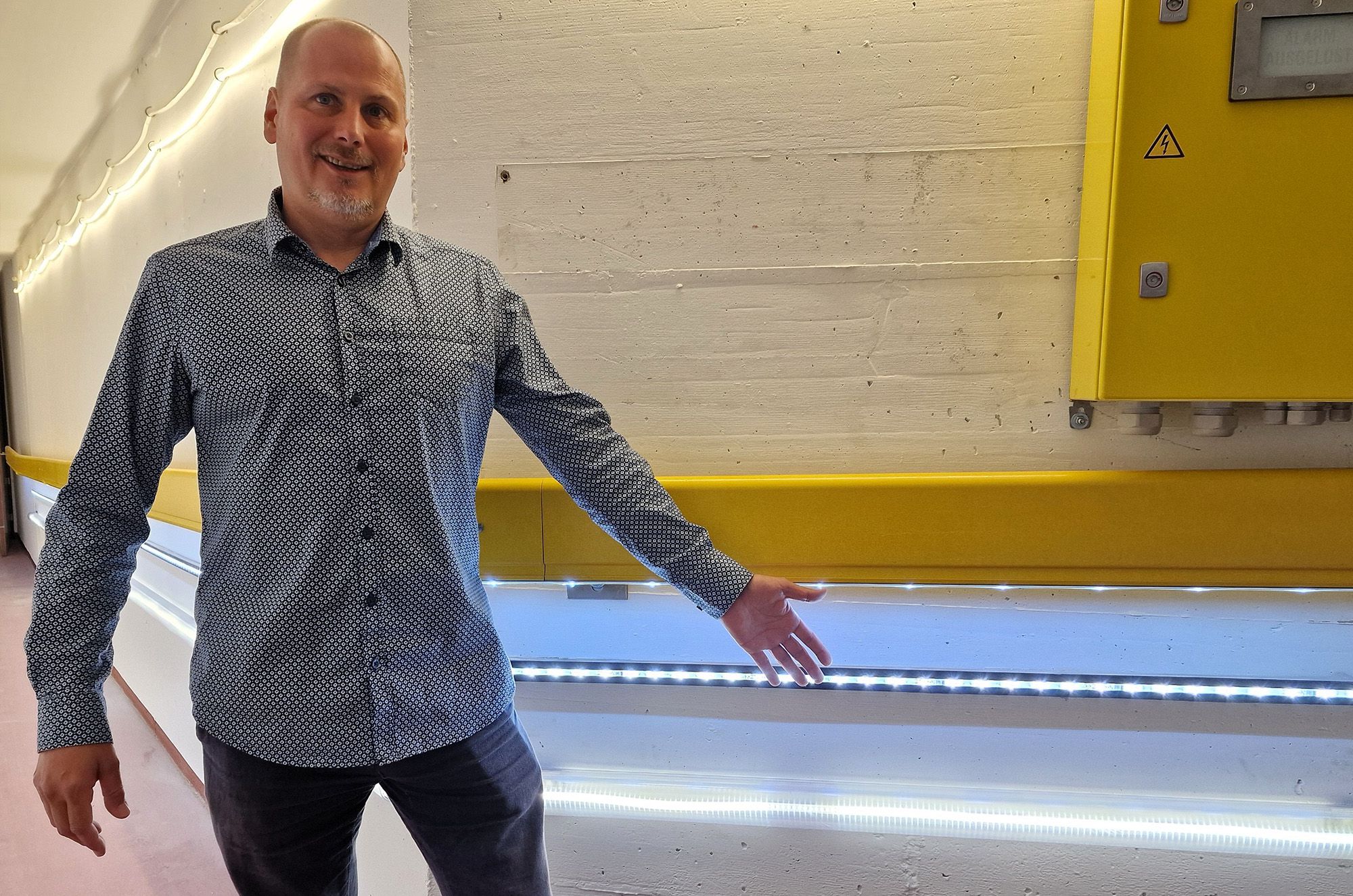 Robert Steger feiert sein Jubiläum bei GIFAS – Präsentation einer LED-Lichtinstallation im Produktionsbereich.