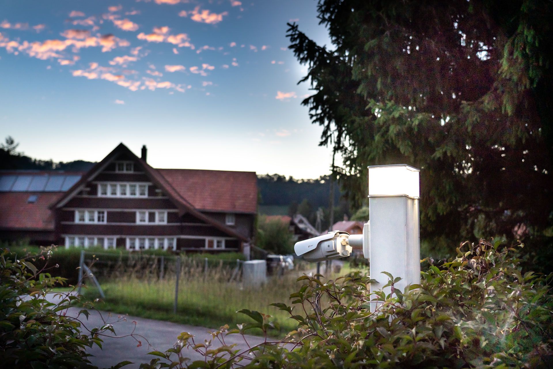 Il profilo energetico ES-LED con telecamera integrata illumina l'ambiente abitativo al crepuscolo e aumenta la sicurezza all'aperto