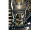 Industrieanlage mit Treppen und Podesten sowie LED-Industriebeleuchtung für sichere Wartungs- und Arbeitsbereiche