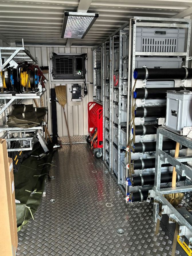 Ausrüstungscontainer mit Kabelrollen, Stecksystemen und Zubehör zur mobilen Stromversorgung