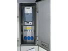 Vue intérieure d'une armoire de distribution électrique en acier inoxydable avec prises, fusibles et compteurs pour une distribution d'énergie précise